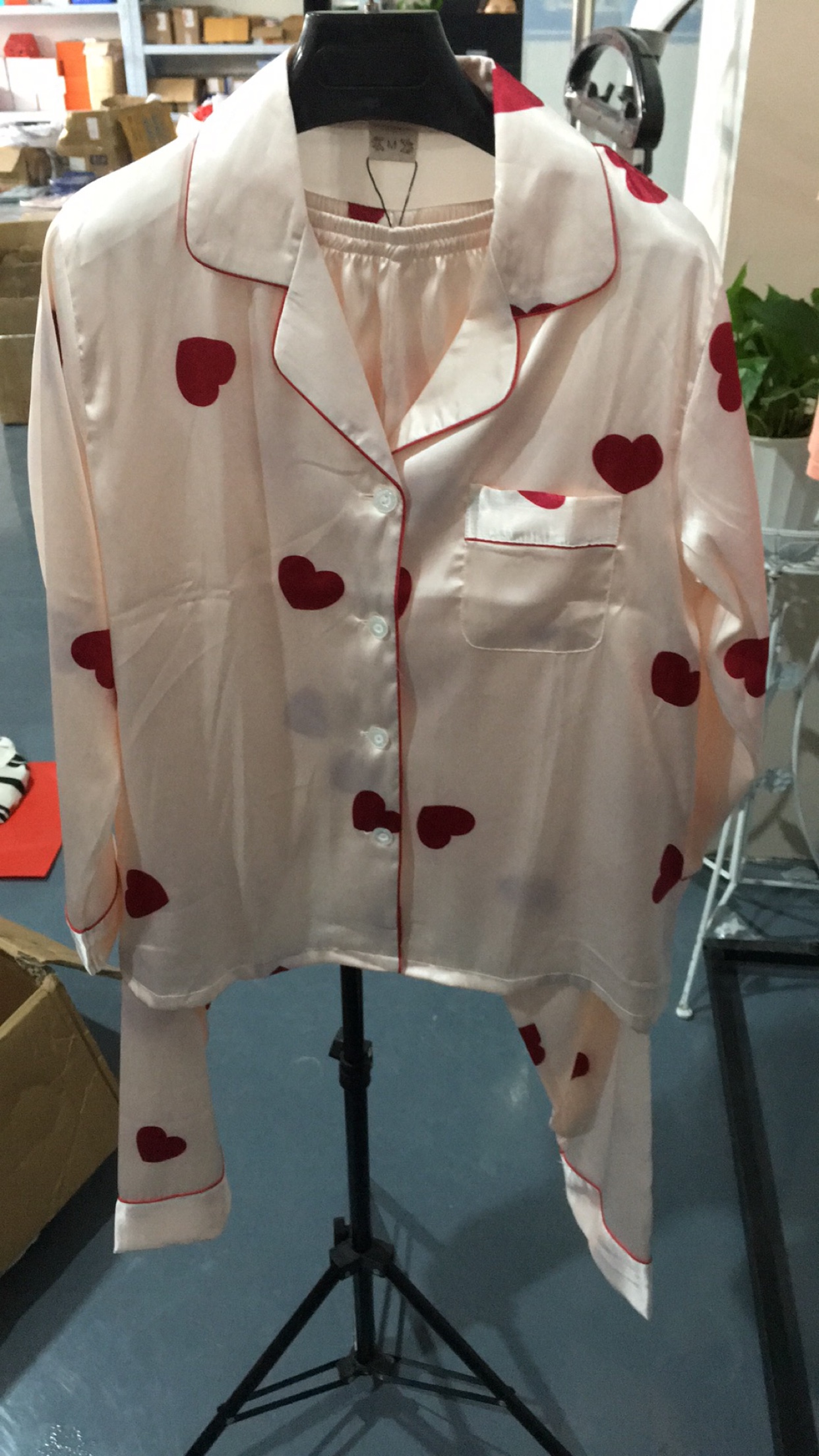 No. 28 beige red heart