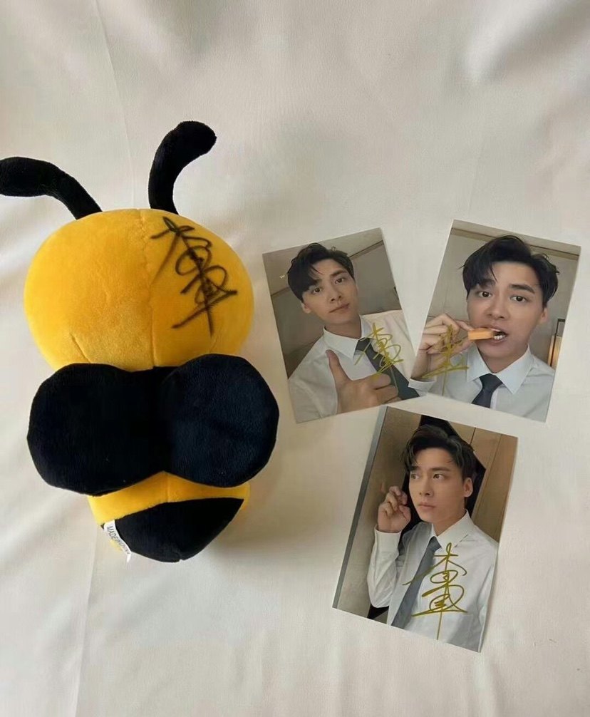 Li Yi Feng's autograph Little Bee Gongzai doll Yellow activity on-site pro-sign and fidelity delivery sign up for a photo
