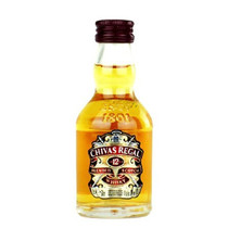 Scottish Chivas cheese for 12 years 50ML small wine version accompanied by a whisky little foreign wine cake baking