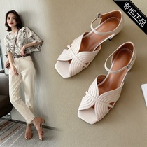 Counter brand European and American spring and summer low heel thick heel sheepskin thick heel one-shaped buckle square head open toe side empty leather female