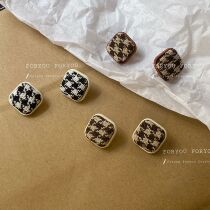 S925 Silver Needle Chessboard Lattice Retro Ear nails Womens new Chaoyu Autumn Winter Black & White Plaid Earrings Earrings Senior Sensation