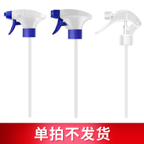 The old housekeeper replaces the spray head accessories