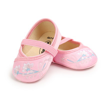 Baby handmade embroidered shoes Hanfu shoes baby hand soft shoes Step shoes front shoes Chinese style old Beijing shoes