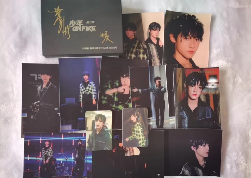 TF family three generations Su Xinhao Zhang Junhao autograph Babylonian commemorative students write pro-visa fidelity around