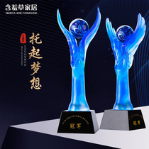 Holding wings glass trophies Custom crystal souvenirs Custom creative gifts glass ornaments Blue annual meeting