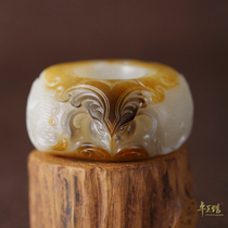 Fengchu refers to Xinjiang Hetian White Jade seed material sprinkled with golden skin yellow leather handlebar Zhuoyu Hall has been attached