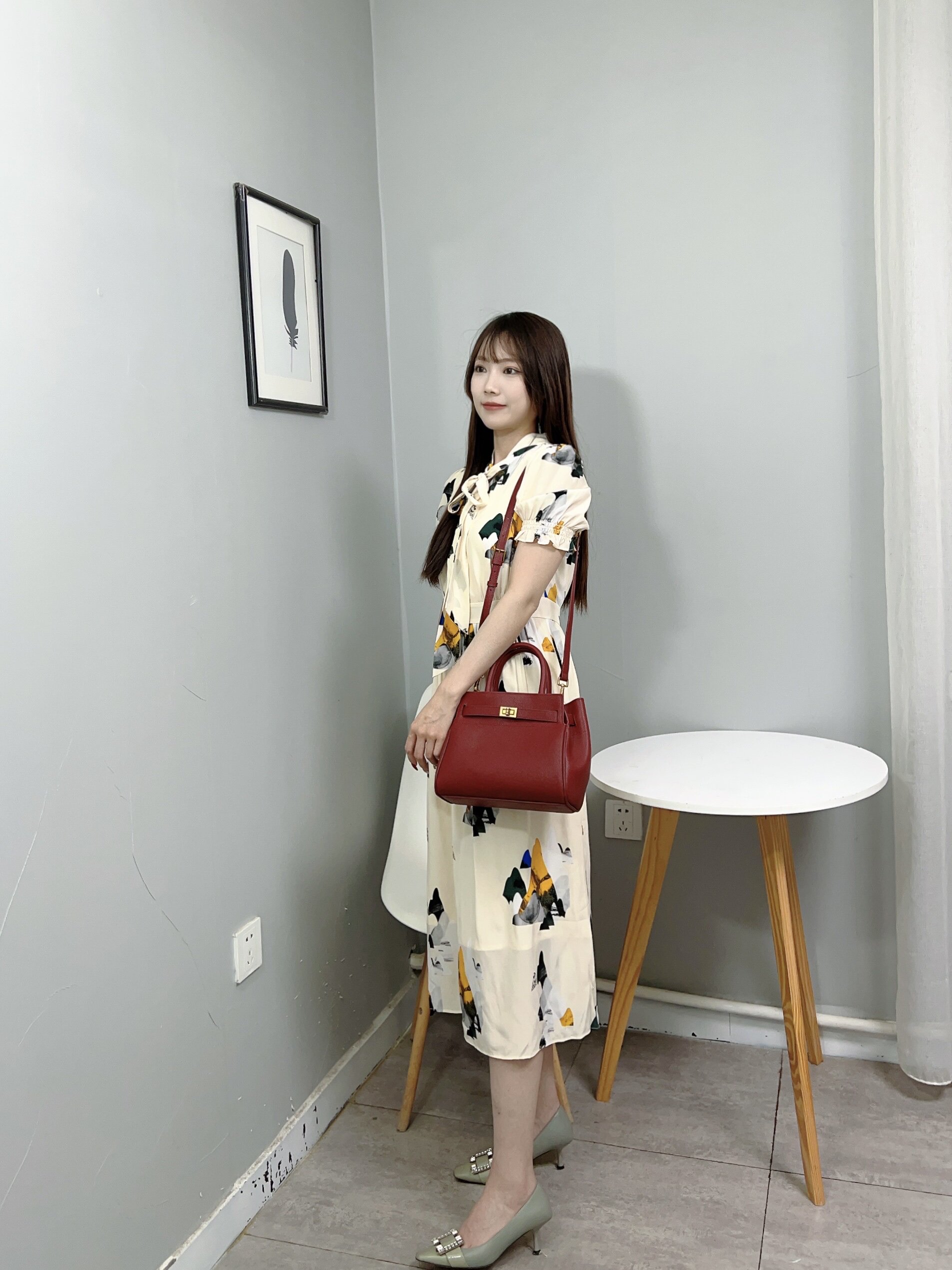 百丽红色新娘婚包 大容量设计装下红包手机 手提斜挎两用更实用