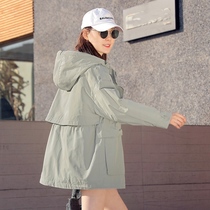 2022 Spring and autumn new Inn Wind Lianhood Loose Fashion Collection Waist Casual 100 hitch a small Breeze Coat Woman Coat
