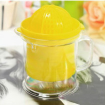 Cute portable fruit juicer manual juice machine non-toxic and tasteless mother baby food supplement tool