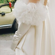 New stylish white model styling with gloves Han style bridal wedding photo shoot with a real long hand sleeve