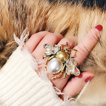 European and American fashion retro old bee pearl crystal index finger ring Super cool ring two fingers wear tide explosion