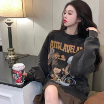 Autumn Winters new big code hip-hop singer spraying retro characters High Street washed up to make old sets of head round necropolis