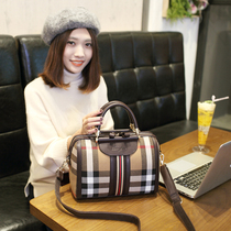 Fashion light luxury classic temperament womens bag Boston pillow bag 2021 Korean version of plaid high-end crossbody Hand bag tide