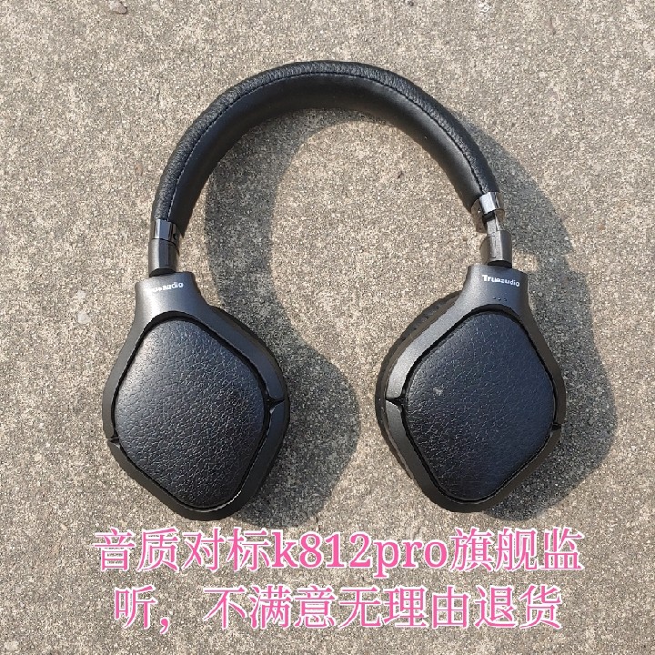 Head with headphones all-round ear to listen to 812 pro