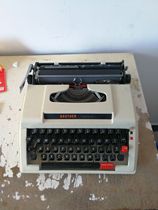The old-fashioned brotherly brand metal old-fashioned English typewriter is used normally