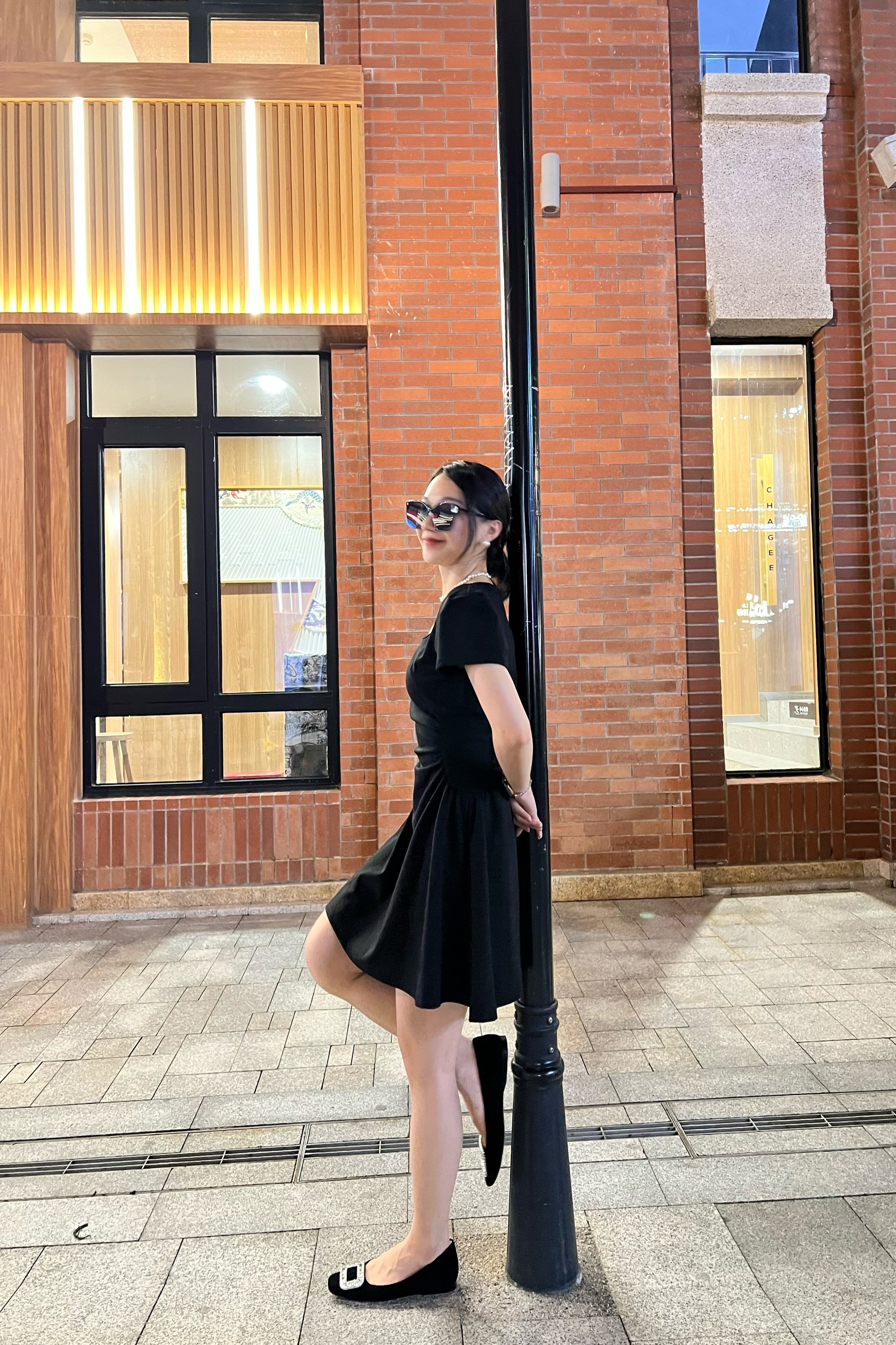 「倾城之恋」Nine West/玖熙方扣单鞋：法式平底鞋的水钻优雅美学