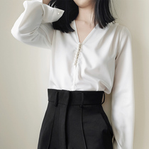  Ya Ge Ge white satin shirt female design sense niche v-neck pearl buckle heart mechanism thin matte silk temperament