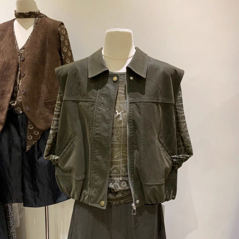 Vintage Motorcycle-Style Lapel Pu Leather Vest for Women, Short, Waist-Cinching, Loose Fit, Large Pockets, Workwear Vest, Sleeveless Jacket Vintage Motorcycle-Style Lapel Pu Leather Vest for Women, Short, Waist-Cinching, Loose Fit, Large Pockets, Workwear Vest, Sleeveless Jacket