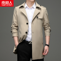 South Pole Man in the wind The man is in the middle of the big clothes for the spring and autumn season the yuppie handsome and relaxed Inron business casual mens coat wave