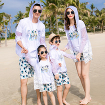 Pro-child clothing seaside beach holiday sunscreen for a family of four mother and daughter with mother and son in summer clothing sunscreen air conditioning