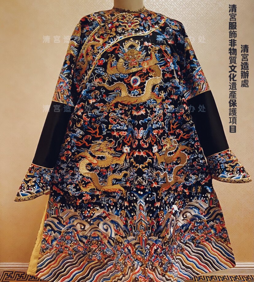 The second edition of Qingqian Longjin Longgrain twelve Zhangjiu gowns Qing Miyaki Office of Qing Dynasty Undertaking the Qing Dynasty