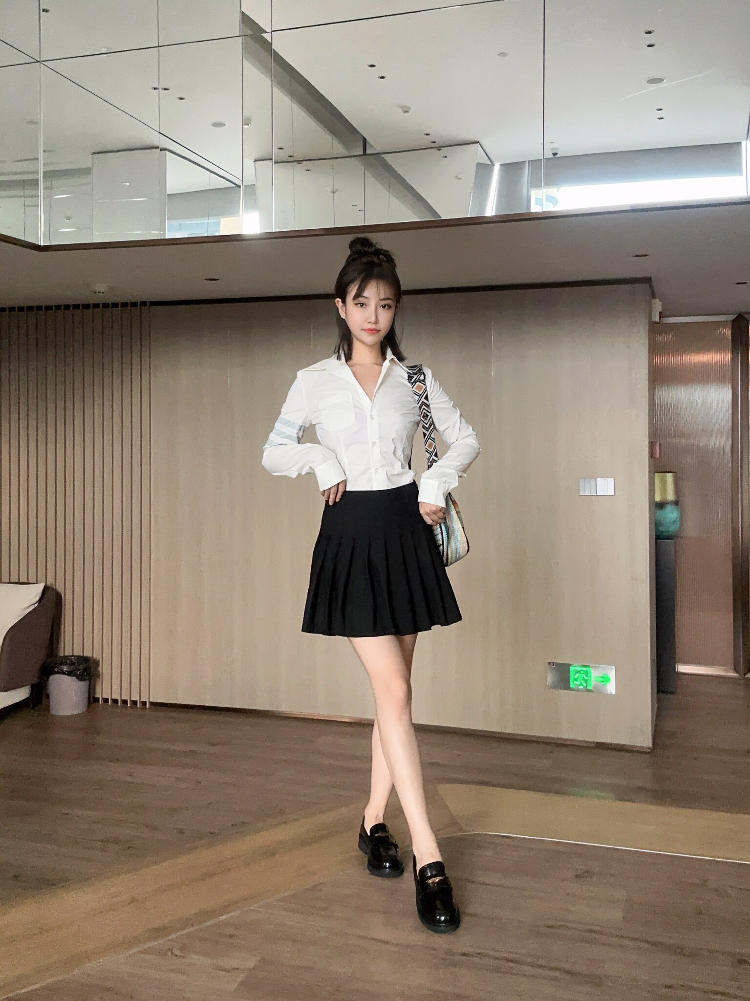 宋佳同款百丽海鸥乐福鞋2.0：厚底真皮的英伦飒爽美学