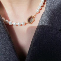Retro light and luxurious name Yuanyu Precious Stones SchisCrystal Pearl Necklace Woman Temperament Small Crowdneck Chain Collarbone Chain Woman