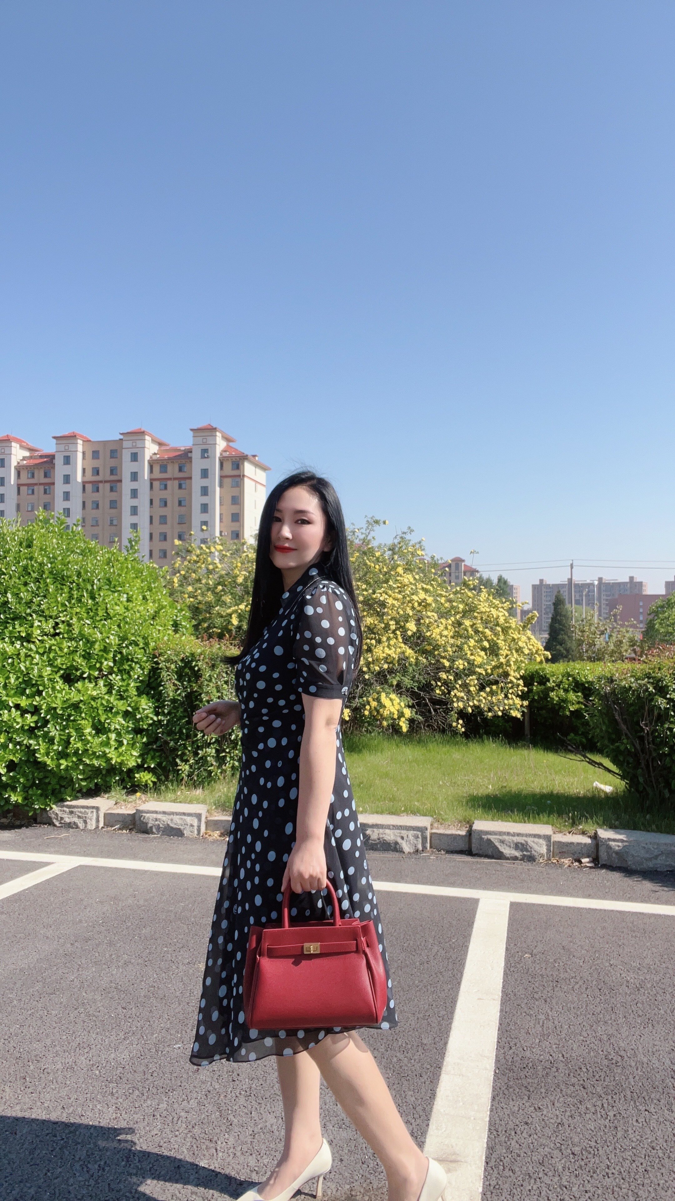 百丽红色新娘婚包 大容量设计装下红包手机 手提斜挎两用更实用