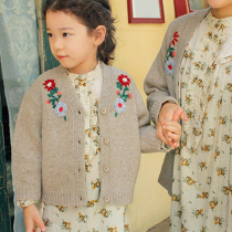 Spot Jin Xiaohe and amber Korean parent-child girls Autumn and winter knitted cardigan embroidered little girl sweater jacket