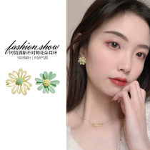 Small Daisy Trunks 2021 New tide Summer style Delicate Little Fresher Little Crowdsourced design Asymmetrical Ear Accessories