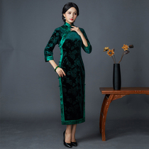 Chinese classic cheongsam autumn 2021 new womens dignified atmosphere long elegant high-grade mother gold velvet cheongsam