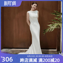 Fish tail bareback light wedding dress with thin temperament and small tail welcome the guest out of the yarn satin noodles to repair the dress atmosphere