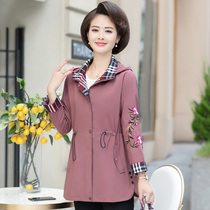  Mom autumn coat 2020 new middle-aged womens autumn and autumn clothes middle-aged and elderly western style large size windbreaker