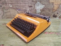 Degree Hall> Old Retro English-German Metal Machinery German Typewriter Former German TRUIMPH Orange