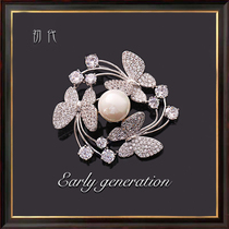 The first generation of three butterfly brooches female European and American high-end luxury temperament corsage coat accessories imitation pearl jacket pin