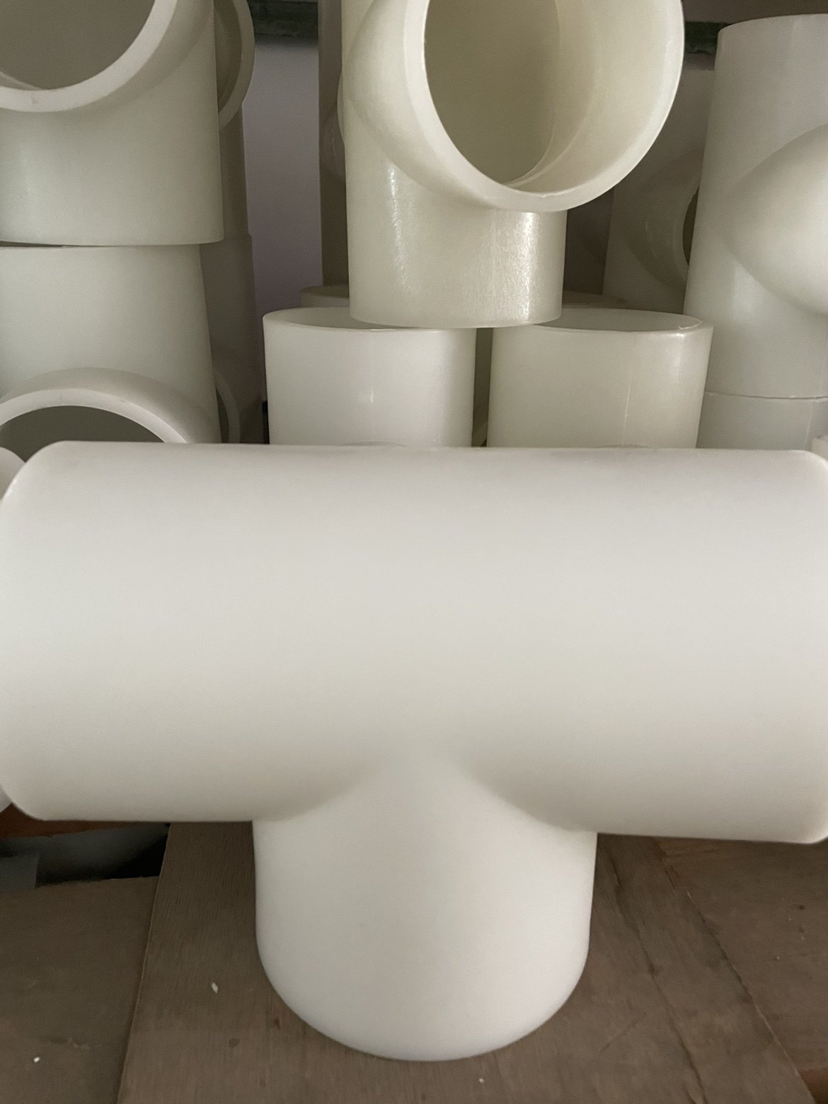 GRPP Undertaking the Three-way PP Three Direct Tee Polypropylene Tee DN300-400 is resistant to acid-alkaline welding