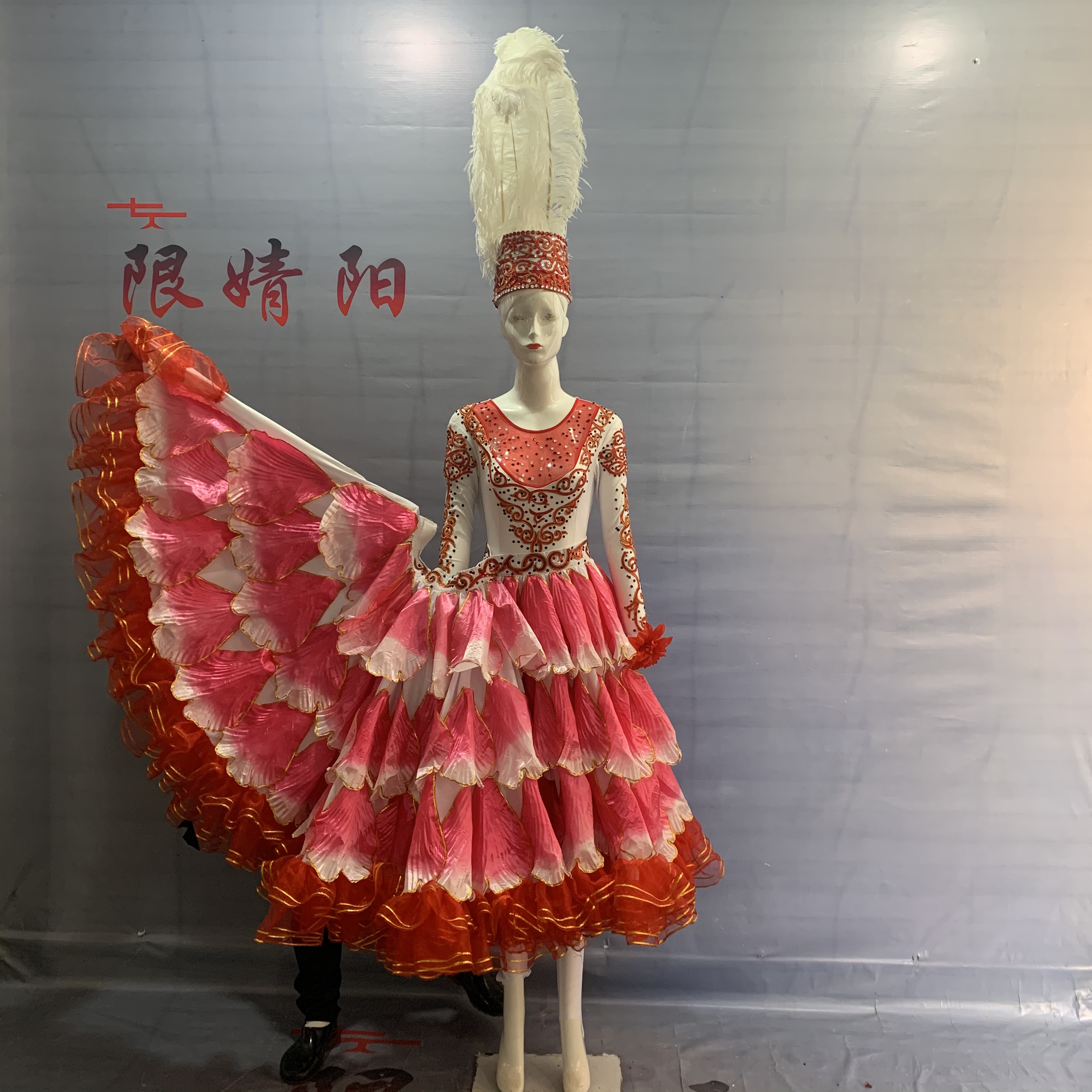 Peach Li Cup flowers dance costumes to perform the art of solo dance Kazakhs stage performance to serve ethnic dance