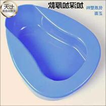 The old man sits on the bedpan bed and sits in the family year.