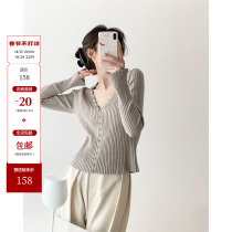 ICTS Xu is a pleasant autumn breeze milk coffee white and black button-and-tab design deep V-neck gentle trumpet-sleeve knitted sweater