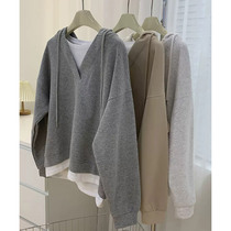 Honey color xuan gray fake two-piece hooded short v-neck sweater womens 2022 autumn and winter new velvet slimming top