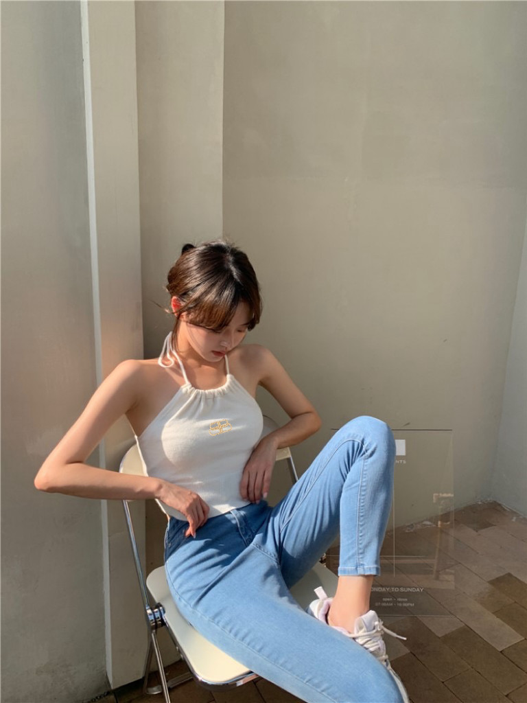 禾莎时尚辣妹挂脖吊带背心 修身显瘦短款设计 外穿内搭都高级 别致百搭