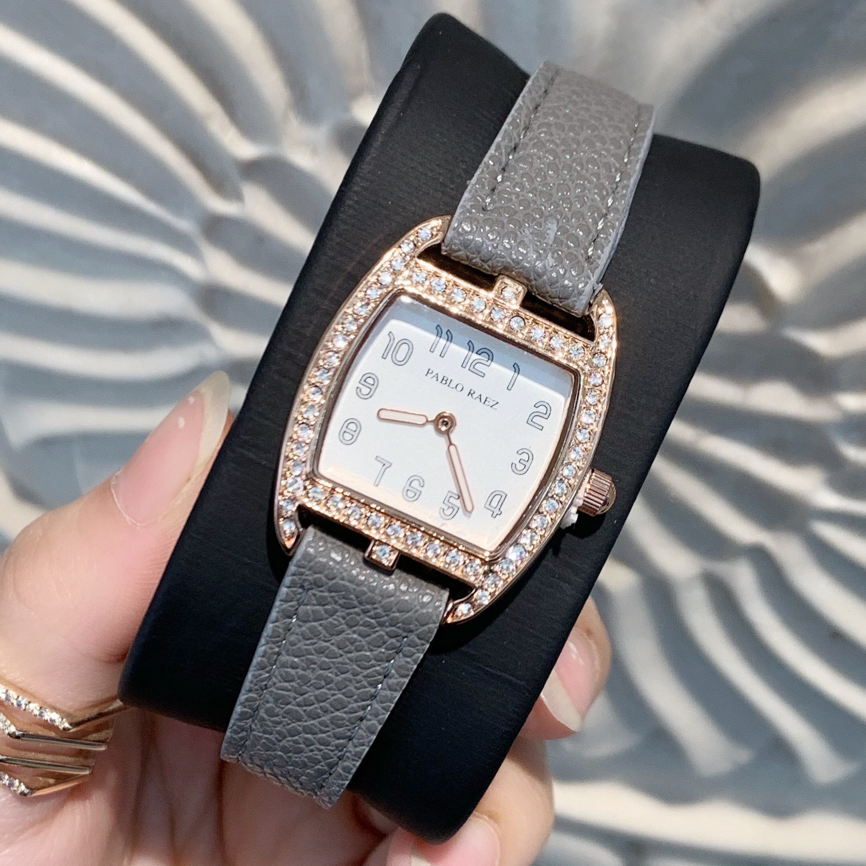 Women's Quartz Watch With Lychee Pattern Strap And Diamond Detail_voghion.com