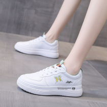 Small white shoes womens 2021 popular style all-match flat casual sneakers autumn Korean version mother trendy shoes old Beijing cloth shoes
