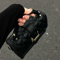 Packs of women 2022 new French style small crowdsourced luxury ladies bag this year pop hand single shoulder sloped satchel women