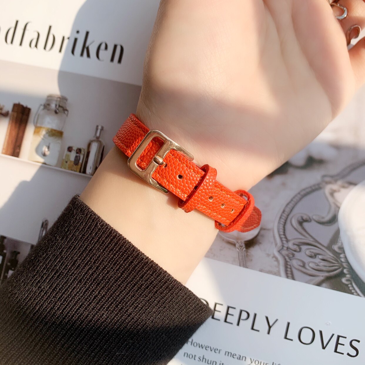 Women's Quartz Watch With Lychee Pattern Strap And Diamond Detail_voghion.com
