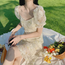 From a broken floral pendant with a dress and a new temperament in 2021 The new temperamental square collar retro sweet and beautiful little sub-dress.