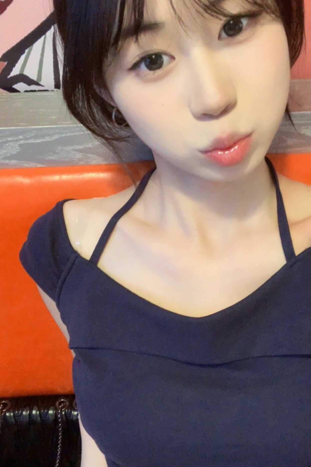 玖绪夏季辣妹挂脖T恤 一字肩露肩设计小露性感 短款紧身勾勒腰线 纯欲风满满