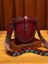 Premium sense retro one-shoulder cross-body bag womens 2022 new trendy leather texture wide shoulder strap mini bucket bag