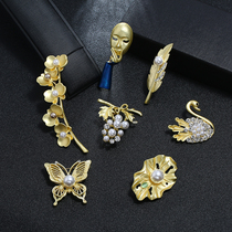 Korean light luxury high-end dumb gold brooch lady fashion temperament suit coat Joker pin Pearl Crystal corsage