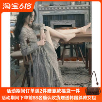 Zhao Liying with the same style of retro-style fairy dress with a thin style of Herben lukewarm and feminine with a high level of sensational wave-point long dress